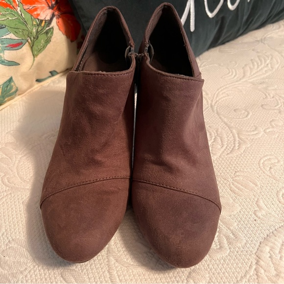 Aerosoles Gray Suede Zip Bootie Ankle. Shoe, Size 6.5, like new, comfortable - Picture 5 of 7